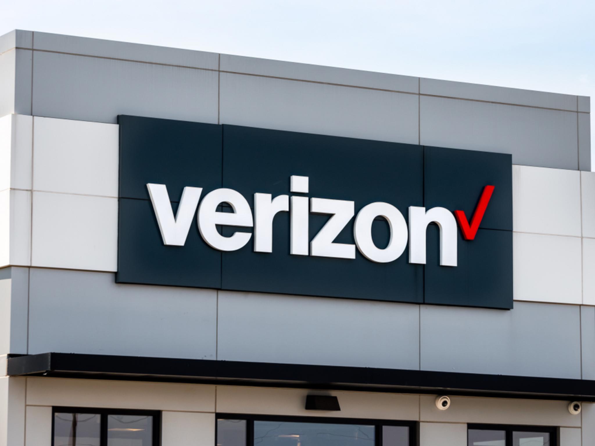 Wall Street’s Most Accurate Analysts Weigh In On 3 Tech & Telecom Stocks With Over 3% Dividend Yields
